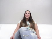 Полная девушка с маленькими сиськами на порно кастинге