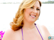 Толстушка побрила свою киску и гладит ее пальцами