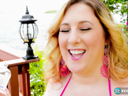 Толстушка побрила свою киску и гладит ее пальцами