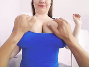 Саманта дала потрогать свои огромные сиськи мужику