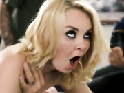 Грабители ворвались в дом Алии Лав и хорошенько трахнули ее при муже