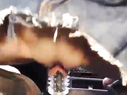 Девушка скачет вагиной на селекторе коробки передач и забрызгивает тачку вагинальным соком