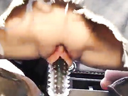 Девушка скачет вагиной на селекторе коробки передач и забрызгивает тачку вагинальным соком