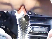 Девушка скачет вагиной на селекторе коробки передач и забрызгивает тачку вагинальным соком