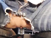 Девушка скачет вагиной на селекторе коробки передач и забрызгивает тачку вагинальным соком