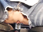 Видео как телка прыгает на каробке передач в авто