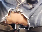 Девушка скачет вагиной на селекторе коробки передач и забрызгивает тачку вагинальным соком