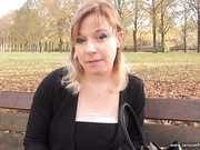 Блондинка дала по очереди в попу двум парням