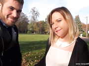 Пара трахается на природе, парень трахает девушку в анал и лижет пизду