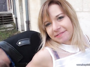 Пара трахается на природе, парень трахает девушку в анал и лижет пизду