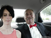 Старики трахают стройную девушку в анал и лижут ей очко языком