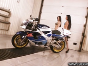 Анальный секс на автомойке с красивой девушкой