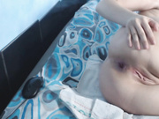 Девушка зевает в привате и сует большую секс игрушку в свой анус