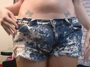 Красивая трансуха геймерша дрочит писю в комнате