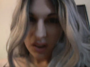 Красивая трансуха геймерша дрочит писю в комнате