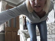 Зрелая блондинка пукает на камеру прямо в лицо