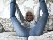 Зрелая блондинка пукает на камеру прямо в лицо