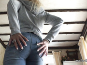 Зрелая блондинка пукает на камеру прямо в лицо