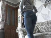 Зрелая блондинка пукает на камеру прямо в лицо