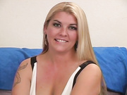 Зрелая блондинка с волосятой пиздой занимается сексом на кастинге