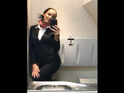 Настоящая стюардесса играет с вагиной в рейсе