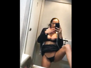 Настоящая стюардесса играет с вагиной в рейсе