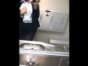 Настоящая стюардесса играет с вагиной в рейсе