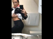 Настоящая стюардесса играет с вагиной в рейсе