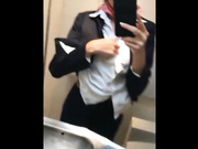 Настоящая стюардесса играет с вагиной в рейсе