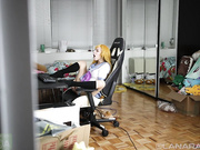 Лана Рейн мастурбирует свою мармеладную вагину