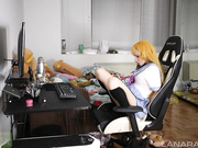 Лана Рейн мастурбирует свою мармеладную вагину