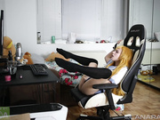 Лана Рейн мастурбирует свою мармеладную вагину