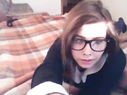 Красивая молодая девушка делает минет в привате