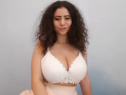 Брюнетка с ником ALICELEVINE и большими сиськами мастурбирует в привате шатурбат