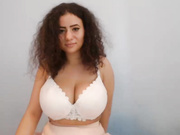 Брюнетка с ником ALICELEVINE и большими сиськами мастурбирует в привате шатурбат