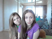 Две русские студентки показывают свои молодые киски в привате
