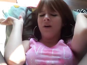 Фистинг для молодой девушки с аккуратной писей и попкой