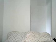 Упитанная девушка с пышными формами моется в ванной и транслирует свое видео в приват